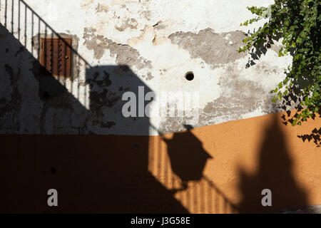 Schatten Sie auf das Peeling Stuck Wand im Bezirk El Albayzin in Granada, Andalusien, Spanien. Stockfoto