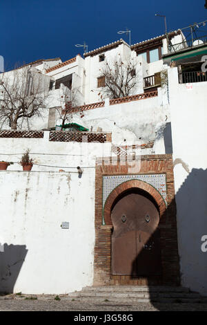 Maurische Hufeisen Tor im Bezirk El Albayzin in Granada, Andalusien, Spanien. Stockfoto