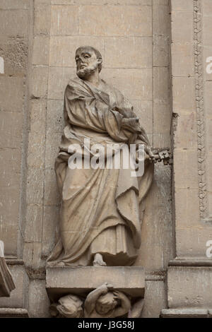 Saint Peter der Apostel. Barockstatue an der Hauptfassade der Kathedrale (Catedral de Granada) in Granada, Andalusien, Spanien. Stockfoto