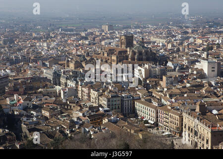 Granada Kathedrale (Catedral de Granada) im Bild von der Torre De La Vela in der Festung Alacazaba in Granada, Andalusien, Spanien. Stockfoto