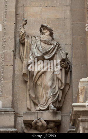 Heiliger Paul der Apostel. Barockstatue an der Hauptfassade der Kathedrale (Catedral de Granada) in Granada, Andalusien, Spanien. Stockfoto