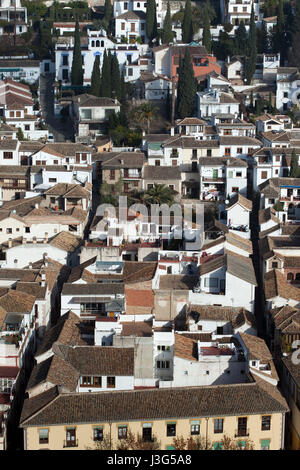 Bezirk El Albayzin in Granada, Andalusien, Spanien, die Nasridenpaläste in der Alhambra-Palast abgebildet. Stockfoto