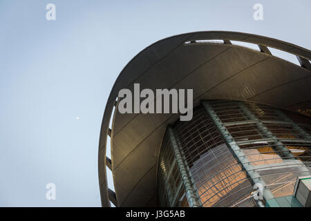 Ansicht von Wan Chai Convention and Exhibition Centre, mit Blick auf Victoria Harbour mit Mittel- und TST. Stockfoto