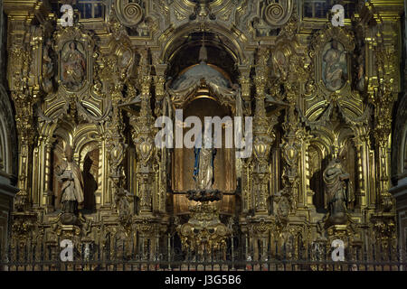 Barocken Altaraufsatz des spanischen Bildhauers Pedro Duque y Cornejo in der Kapelle der Jungfrau Maria Antigua (Capilla De La Virgen De La Antigua) in Granada Kathedrale (Catedral de Granada) in Granada, Andalusien, Spanien. Stockfoto