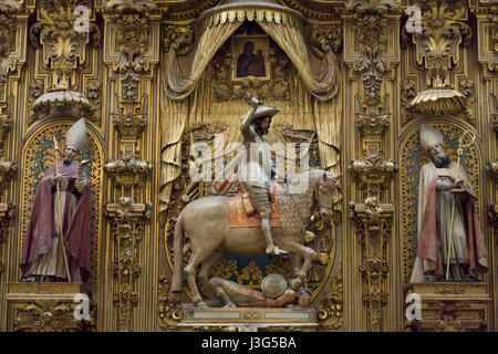 Reiterstandbild des Apostels Jakobus des großen spanischen Barock-Bildhauers Alonso de Mena auf Retablo de Santiago Matamoros (Altar der St. James der Moorslayer) in der Kathedrale (Catedral de Granada) in Granada, Andalusien, Spanien. Stockfoto