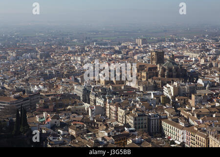 Granada Kathedrale (Catedral de Granada) im Bild von der Torre De La Vela in der Festung Alacazaba in Granada, Andalusien, Spanien. Stockfoto