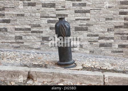 Straße Poller in der Form des Granatapfels im Bezirk El Albayzin in Granada, Andalusien, Spanien. Stockfoto