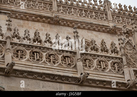 Königliche Monogramme der Königin Isabella i. von Kastilien und König Ferdinand II von Aragon auf die Fassade der königlichen Kapelle (Capilla Real de Granada), wo die katholischen Könige (Los Reyes Catolicos) in Granada, Andalusien, Spanien begraben sind, dargestellt. Stockfoto