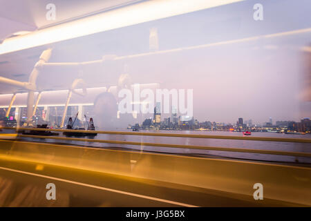Ansicht von Wan Chai Convention and Exhibition Centre, mit Blick auf Victoria Harbour mit Mittel- und TST. Stockfoto