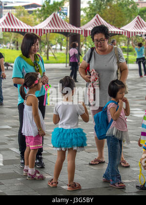 Yilan, Taiwan - 14. Oktober 2016: Die taiwanesische Jugendlichen Scholl unterwegs. Stockfoto