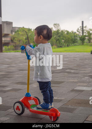 Yilan, Taiwan - 14. Oktober 2016: Der taiwanesische junge auf einem Roller Stockfoto