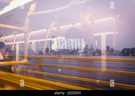 Ansicht von Wan Chai Convention and Exhibition Centre, mit Blick auf Victoria Harbour mit Mittel- und TST. Stockfoto