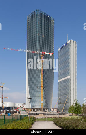 Hadid Tower (genannt "lo Storto") im Bau. Auf der rechten Seite der Allianz-Turm (genannt "il Dritto") von Isozaki entworfen. Mailand, Italien Stockfoto