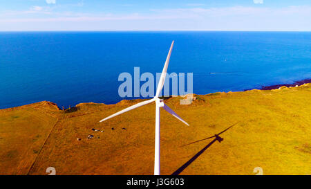 Luftaufnahme von einer Windkraftanlage an der Küste der Normandie, in der Nähe von Fecamp, Frankreich Stockfoto