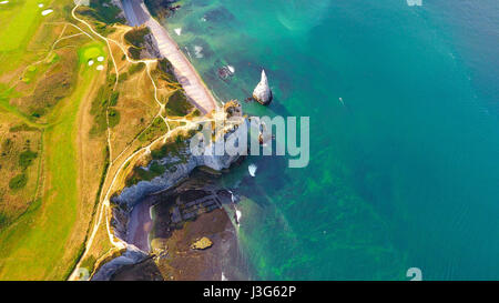 Luftaufnahme von Etretat Klippen an der Küste der Normandie, Seine-Maritime, Frankreich Stockfoto