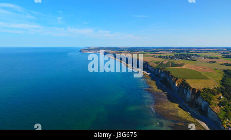 Stadt von Fecamp an der Küste der Normandie, Luftbild aus Yport, Seine Maritime, Frankreich Stockfoto