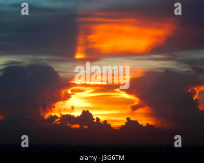 Spektakulären Sonnenuntergang in Bangkok, in der Dämmerung Stockfoto