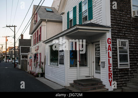 Blick auf Stadt Provincetown zu den Geschäften und Galerien auf der Straße Stockfoto