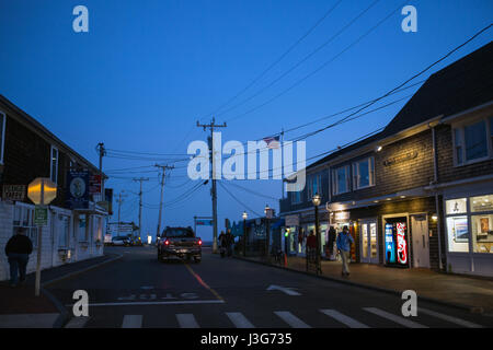 Blick auf Stadt Provincetown zu den Geschäften und Galerien auf der Straße Stockfoto