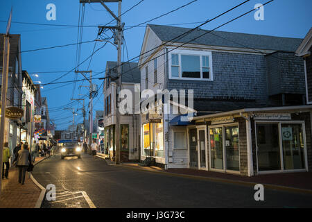 Blick auf Stadt Provincetown zu den Geschäften und Galerien auf der Straße Stockfoto