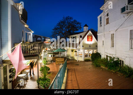 Blick auf Stadt Provincetown zu den Geschäften und Galerien auf der Straße Stockfoto