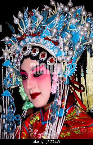 Chinesische Oper Stern im traditionellen Kostüm und Maske. Beijing Stockfoto