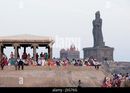 Massen von Menschen genießen den Sonnenuntergang vor der Thiruvalluvar Statue in Kanyakumari, Indien Stockfoto