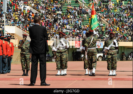 BURKINA FASO, bewaffnete Soldaten bei der Parade im Stadion in Ouagadougou / BURKINA FASO, Bewaffnete Garde Bei Einer Parade Im Stadion in Ouagadougou Stockfoto