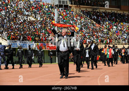 Fußball-Fans während des Empfangs von die Fußball-Nationalmannschaft von Burkina Faso als 2. platzierte Sieger der Afrika-Cup 2013 im Stadion in Ouagadougou, BURKINA FASO Trainer Paul Put / BURKINA FASO Ouagadougou, Begeisterte fans Empfangen Die Burkinische Fussball Nationalmannschaft als Zweitplazierten des Afrika-Cup 2013 Im Stadion, Trainer Paul Put Stockfoto