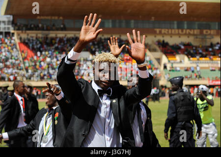 BURKINA FASO, Fußball-Fans während des Empfangs von die Fußball-Nationalmannschaft von Burkina Faso als 2. platzierte Sieger der Afrika-Cup 2013 im Stadion in Ouagadougou, Spieler Aristide Bance / BURKINA FASO Ouagadougou, Begeisterte fans Empfangen Die Burkinische Fussball Nationalmannschaft als Zweitplazierten des Afrika-Cup 2013 Im Stadion, Spieler Aristide Bance Stockfoto