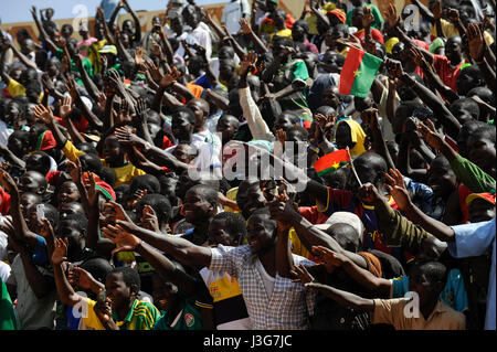 BURKINA FASO, Fußball-Fans während des Empfangs von die Fußball-Nationalmannschaft von Burkina Faso als 2. platzierte Sieger der Afrika-Cup 2013 im Stadion in Ouagadougou / BURKINA FASO Ouagadougou, Begeisterte fans Empfangen Die Burkinische Fussball Nationalmannschaft als Zweitplazierten des Afrika-Cup 2013 Im Stadion Stockfoto