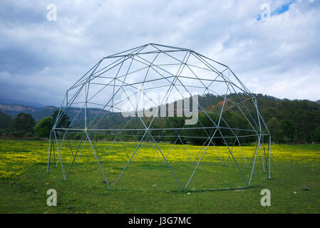 Kugel-Keller Metallbau auf blauen Himmelshintergrund. Außenseite der Landwirtschaft Gewächshaus in Öko-region Stockfoto