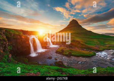 Bunte Sonnenaufgang am Kirkjufellsfoss Wasserfall. Erstaunliche Morgen-Szene in der Nähe von Kirkjufell Volkano, Island, Europa. Stockfoto