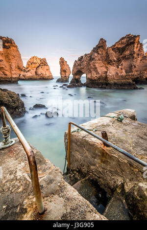 Ansicht der Ponta da Piedade vom kleinen Pier. Lange Belichtung Fotografieren in Lagos, Algarve, Portugal. Stockfoto