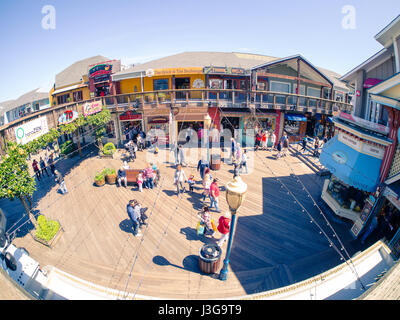 San Francisco, CA, USA - 3. April 2017: Gruppen von Touristen, vor allem Familien, zu Fuß am Pier 39, Fishermans Wharf Stockfoto