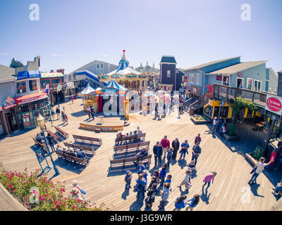 San Francisco, CA, USA - 3. April 2017: Gruppen von Touristen mit Kindern stehen in der Nähe das Karussell am Pier 39, Fishermans Wharf Stockfoto