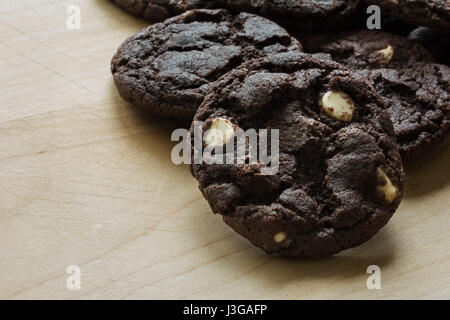 Hausgemachte gebackene Schokoladenkekse mit weißer Schokolade-Chips. Stockfoto