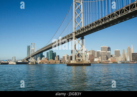 Ansicht der Ansatz zur Bay Bridge, San Francisco, Kalifornien, USA, wie von Fähre, mit Stadt im Hintergrund zu sehen. Tagsüber horizontale Foto Textfreiraum Stockfoto