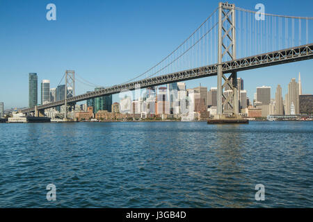 Ansicht der Ansatz zur Bay Bridge, San Francisco, Kalifornien, USA, wie von Fähre, mit Stadt im Hintergrund zu sehen. Tagsüber horizontale Foto Textfreiraum Stockfoto