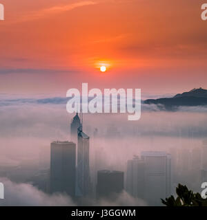 Misty-Stadt und den Hafen bei Sonnenaufgang - Victoria-Hafen von Hong Kong Stockfoto