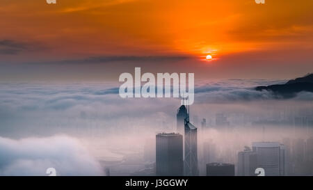 Misty-Stadt und den Hafen bei Sonnenaufgang - Victoria-Hafen von Hong Kong Stockfoto