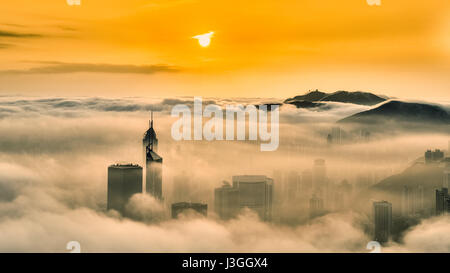 Misty-Stadt und den Hafen bei Sonnenaufgang - Victoria-Hafen von Hong Kong Stockfoto