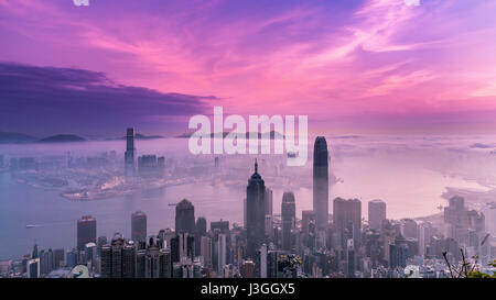 Misty-Stadt und den Hafen bei Sonnenaufgang - Victoria-Hafen von Hong Kong Stockfoto