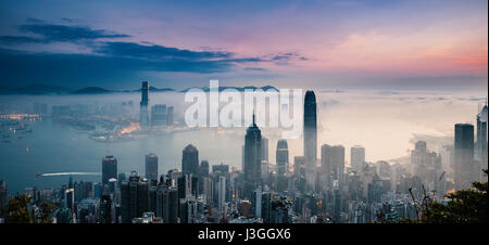 Misty-Stadt und den Hafen bei Sonnenaufgang - Victoria-Hafen von Hong Kong Stockfoto