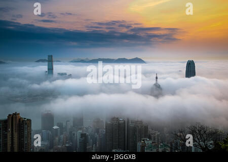 Misty-Stadt und den Hafen bei Sonnenaufgang - Victoria-Hafen von Hong Kong Stockfoto