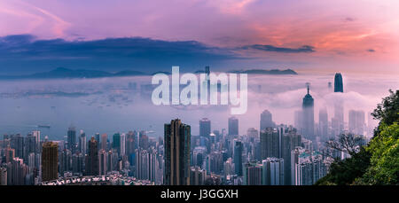 Misty-Stadt und den Hafen bei Sonnenaufgang - Victoria-Hafen von Hong Kong Stockfoto