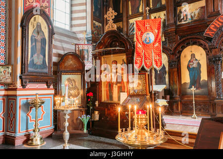 Vilnius, Litauen - 4. Juli 2016: Schließen der linken Seite der Ikonostase In der christlich-orthodoxen Kirche des Heiligen Nikolaus. Stockfoto