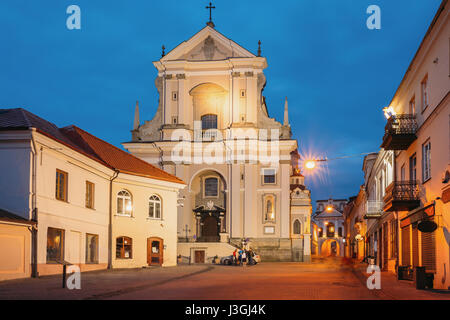 Vilnius, Litauen. Ansicht der alten frühen barocken katholischen Kirche von St. Teresa auf beleuchteten Ausros Vartu Straße. Wahrzeichen der Altstadt, Archi Stockfoto