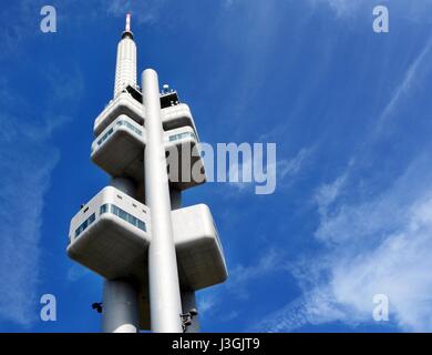 Prag, Tschechien - 3. Mai 2017: Zizkov TV Tower mit Sternwarte. Der Turm ist höchste Gebäude in Tschechien mit Gesamthöhe 216 Stockfoto