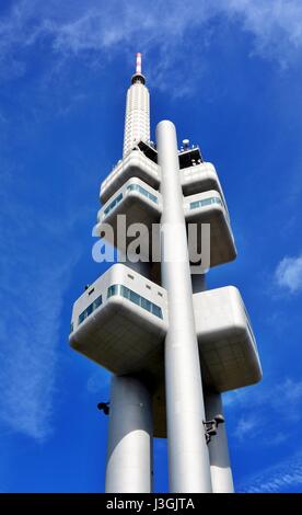 Prag, Tschechien - 3. Mai 2017: Zizkov TV Tower mit Sternwarte. Der Turm ist höchste Gebäude in Tschechien mit Gesamthöhe 216 Stockfoto